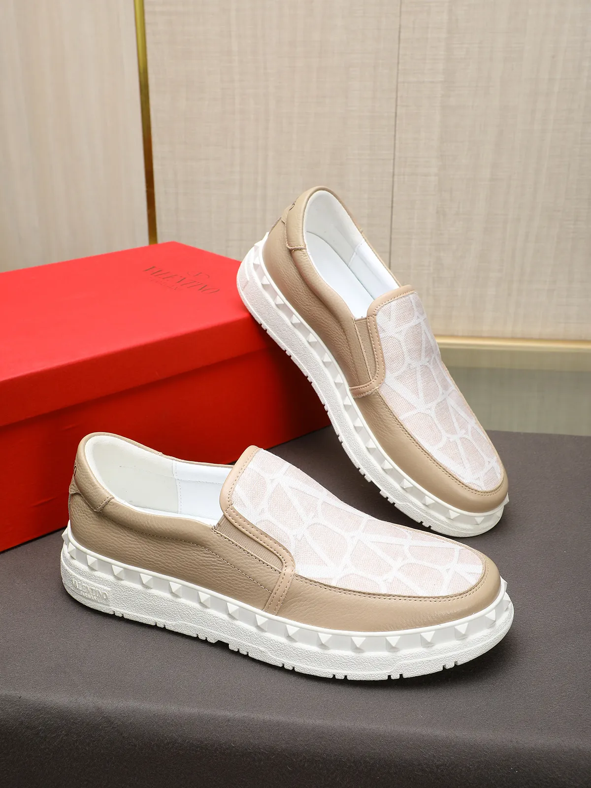 Men's shoes 💰440 Valentino "VALENTINO" hot sale ❤️ Counters ship at the same time 1:1 👏 Imported cowhide + waterproof fabric + leather lining 🐂 Casual fashion shoes Exquisite workmanship Original original outsole 38-44 (45 customized, non-refundable)